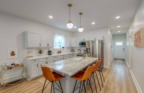 North Upper Street House | Luxe Home Downtown - Sleeps 6. Off-street parking