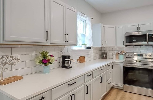 North Upper Street House | Luxe Home Downtown - Sleeps 6. Off-street parking