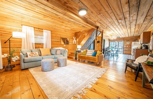 Wellington Cabin | LUXE KY Cabin Retreat- Wraparound Porch for Escape in Nature's Serenity-DBNF/RRG