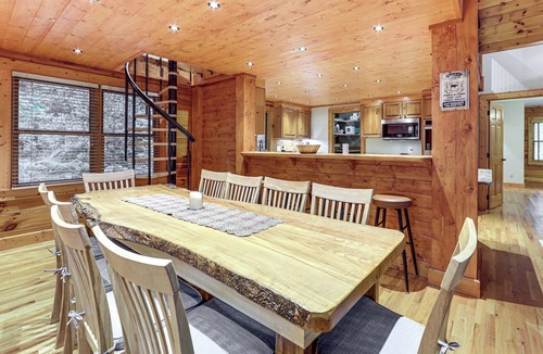 Ridgewood Estates Cabin | Luxe Smoky Mountains Cabin w/Hot Tub & Views!