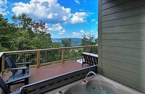 Chalet Village North Cabin | LuxeRecharge -Smokey Mountains Modern Cabin in Gatlinburg's coveted Ski Mountain