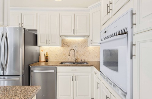 Lower Queen Anne Condo | Luxurious 2-Bed Queen Anne Condo with City Views, Chef's Kitchen: 60+ Day Haven