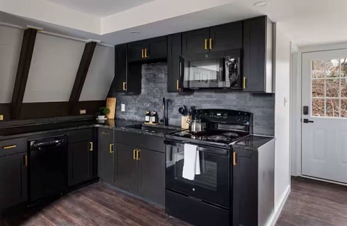 Bear Creek Ski Chalet | Luxury A-frame! Walk to Greenway! Fully Fenced Backyard! Pet Friendly + Hot Tub!