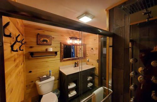 Wellington House | Luxury Cabin Hot Tub Bunkroom Gameroom at CaveRunLake