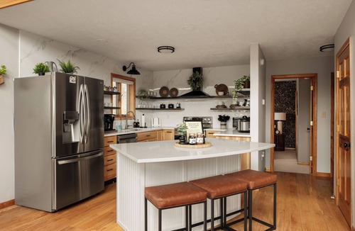 Swanton Cabin | Luxury Chalet: Hot Tub + Sauna + Tesla EV + Starlink. Mins to Wisp!