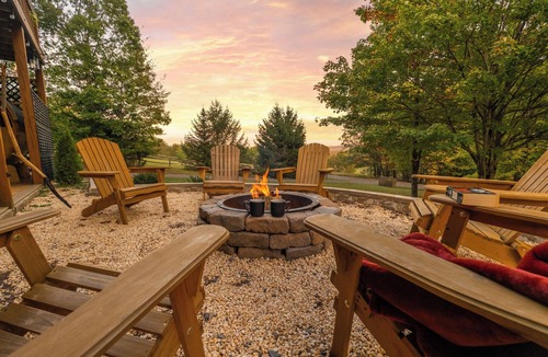 Swanton Cabin | Luxury Chalet: Hot Tub + Sauna + Tesla EV + Starlink. Mins to Wisp!