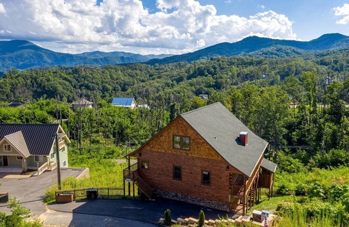 Chalet Village North Cabin | Luxury Cozy Cabin with Swimming Pool, Hot-tub and Stunning Panoramic Views in Gatlinburg, Tennessee