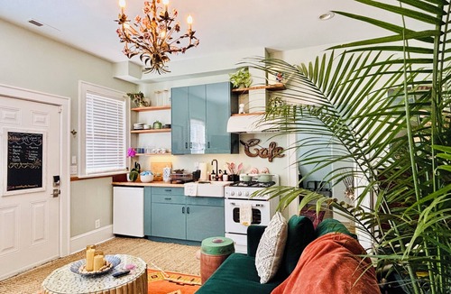 Huston - Courtland Apartment | Luxury Downtown Eco-Retreat: Oasis in the City