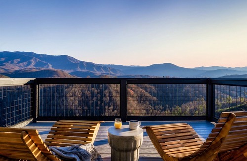 Chalet Village North Ski Chalet | Luxury Gatlinburg Cabin w/Indoor Pool & Mountain Views - Minutes from PG