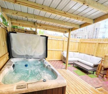 Dayton House | Luxury Hot Tub GEM at Cincinnati Downtown and Newport City Center