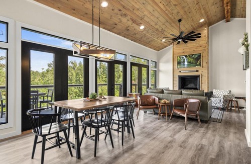 Campton House | Luxury Hot-Tub WiFi - A Red River Barnhouse