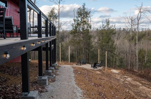 Campton House | Luxury Hot-Tub WiFi - A Red River Barnhouse