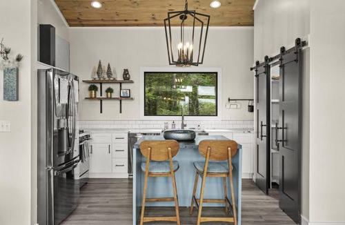 Campton House | Luxury Hot-Tub WiFi - A Red River Barnhouse
