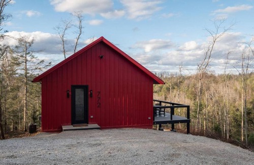 Campton House | Luxury Hot-Tub WiFi - A Red River Barnhouse