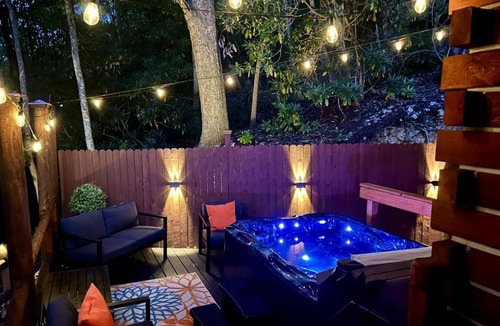 Elizabethton House | Luxury in the Smokey Mountains with Hot Tub Pet Friendly Cabin A