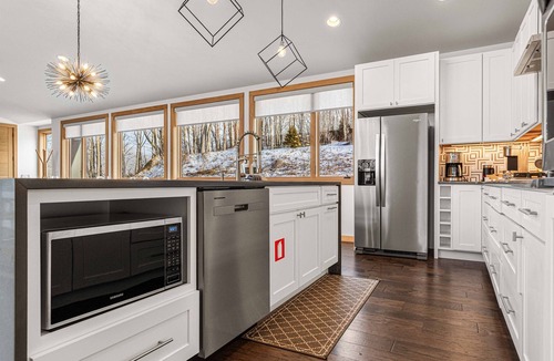 Banner Elk House | Luxury Mtn Home | Grandfather Mtn Views | Hot tub | Close to skiing