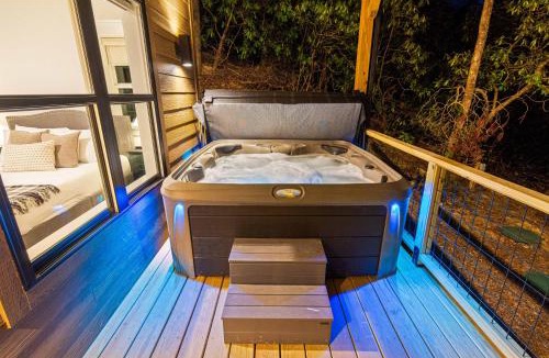 Fleetwood Villa | Luxury MTN Retreat Near Boone & West Jefferson Hot Tub