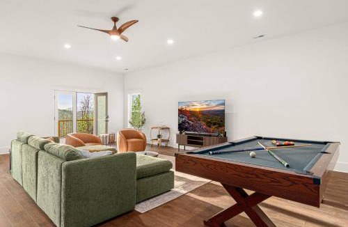 Fleetwood Villa | Luxury MTN Retreat Near Boone & West Jefferson Hot Tub