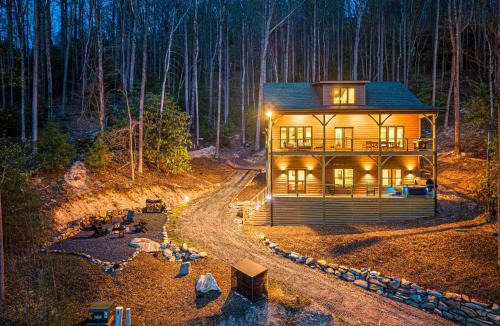 Fleetwood Villa | Luxury MTN Retreat Near Boone & West Jefferson Hot Tub