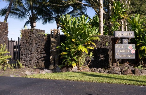 Hakalau House | Luxury Oceanfront Apartment Gated Cliffside Estate - Solar - Beach 10m walk