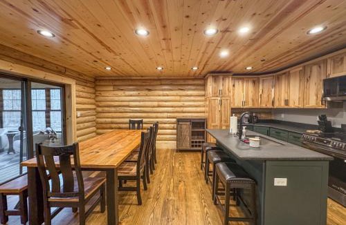 Oakland Villa | Luxury Private Hot Tub Bocce Walk to Swallow Falls