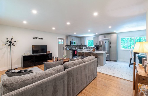 Knoxville House | Luxury Retreat Near UT & Downtown w/Vol Barn + Firepit!