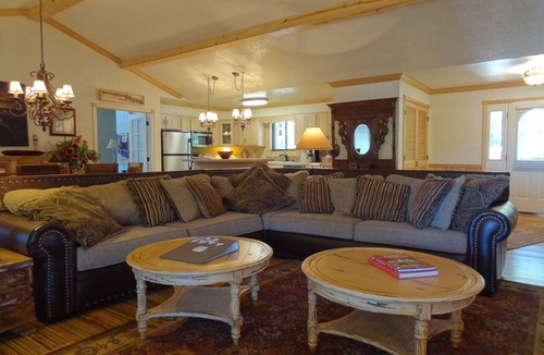 Mount Ida Cottage | Luxury three bedroom, three bath cottage with hot overlooking Lake Ouachita. by RedAwning