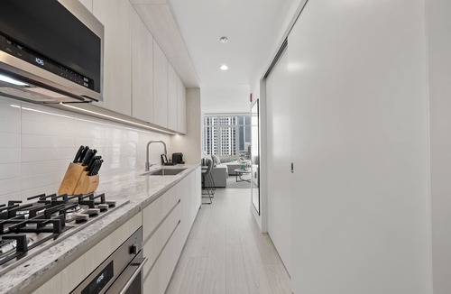West Loop Hotel | Luxury West Loop Rentals: Modern Suites w/City Views & Resort Amenities