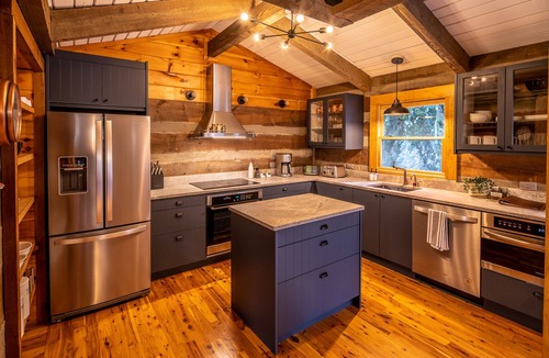 Apple Ridge Cabin | Magical Creek-side Cabin in the Woods! 10-min to Blowing Rock