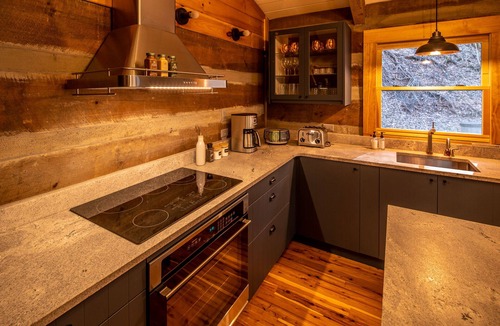 Apple Ridge Cabin | Magical Creek-side Cabin in the Woods! 10-min to Blowing Rock
