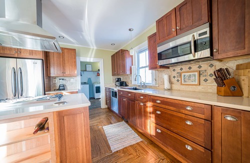 Norwich House | Magnificent 5BR/2BA Near Casinos