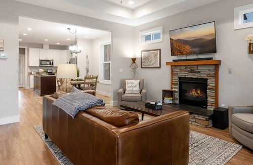 Fairview House | Magnolia Mountain Home | Monthly Mountain Home Near Asheville w/Private Hot Tub