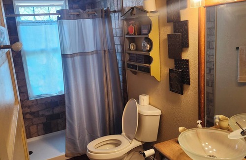 Petersburg House | Main Floor Fully Furnished 2 Bedrooms, 1 King Bed, 1 Queen Bed, 2 Single Beds