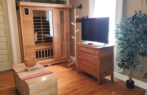 Petersburg House | Main Floor Fully Furnished 2 Bedrooms, 1 King Bed, 1 Queen Bed, 2 Single Beds