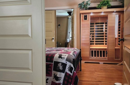 Petersburg House | Main Floor Fully Furnished 2 Bedrooms, 1 King Bed, 1 Queen Bed, 2 Single Beds