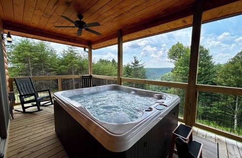 Rogers Cabin | Maple Moon | Hot tub | WiFi | New | Views