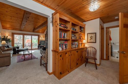 North Glade Hills House | Meadow Lake View