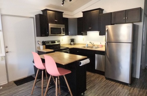 Lexington House | Midcentury Downtown Walk to Brewery and Warehouse Block District