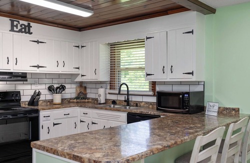 Bristol House | Minutes Away from Downtown Bristol & the Speedway