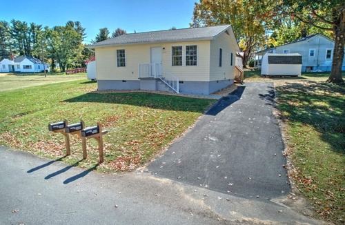 Johnson City House | Minutes to local attractions, interstates, and places of interest such as JCMC, ETSU, the the VA.