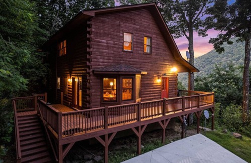 Maggie Valley Cabin | Misty Mountain Manor-Beautiful View! Hot Tub