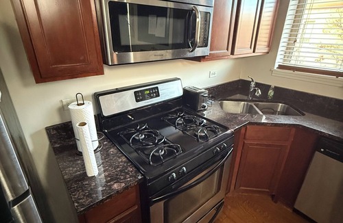 Tri-Taylor Apartment | Modern 2BR, Private Elevator, Near United Center and Secure Parking