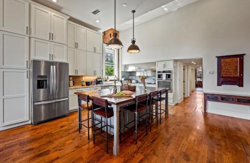 Downtown Knoxville House | Modern 3BR Condo Walk to Downtown and UT Parking
