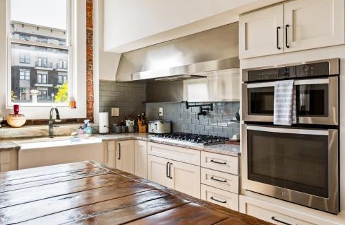 Downtown Knoxville House | Modern 3BR Condo Walk to Downtown and UT Parking