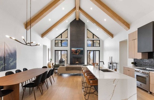 Sugar Mountain Cabin | Modern 4BR Cabin on Sugar Mtn: Hot Tub, Fire Pit & EV Charger