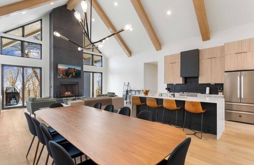 Sugar Mountain Cabin | Modern 4BR Cabin on Sugar Mtn: Hot Tub, Fire Pit & EV Charger