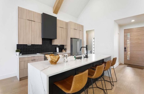 Sugar Mountain Cabin | Modern 4BR Cabin on Sugar Mtn: Hot Tub, Fire Pit & EV Charger