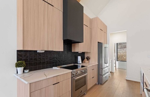 Sugar Mountain Cabin | Modern 4BR Cabin on Sugar Mtn: Hot Tub, Fire Pit & EV Charger