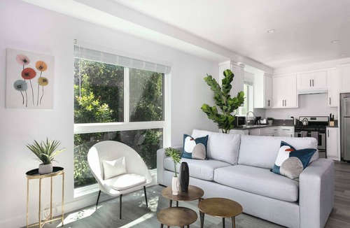 Mid City House | Modern 5BR LA Townhome with Free Parking Fast WiFi