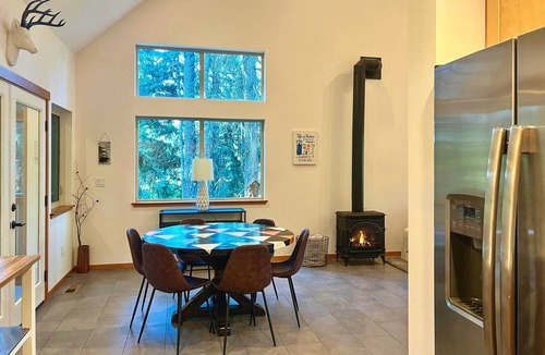 Leavenworth House | Modern Beaver Valley Cabin w/Hot Tub & Games!